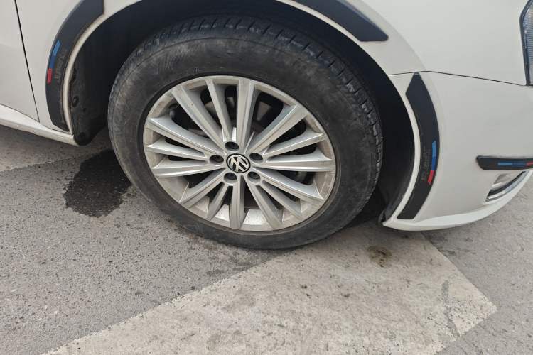 Used Volkswagen Gran Lavida 2014 1.6L Automatic Sport Edition Right Front Wheel Hub