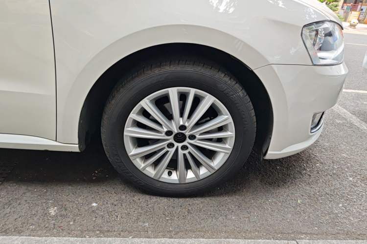 Used Volkswagen Gran Lavida 2014 1.6L Automatic Sport Edition Right Front Wheel Hub