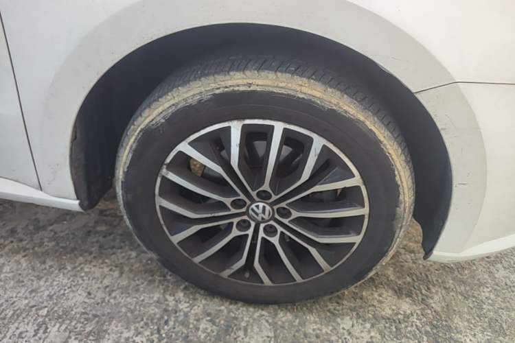 Used Volkswagen Gran Lavida 2014 1.4TSI Automatic 30th Anniversary Edition Right Front Wheel Hub