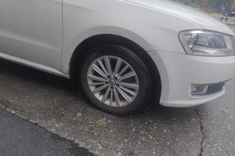 Used Volkswagen Gran Lavida 2014 1.4TSI Automatic Sport Edition Right Front Wheel Hub