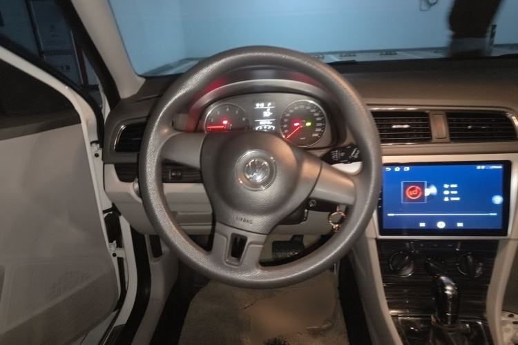 Used Volkswagen Gran Lavida 2014 1.6L Automatic Sport Edition Steering Wheel