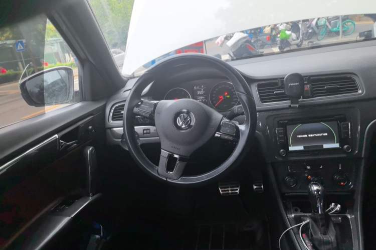 Used Volkswagen Gran Lavida 2014 1.4TSI Automatic Sport Edition Steering Wheel