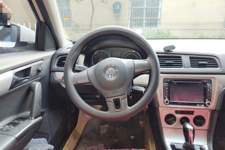 Used Volkswagen Gran Lavida 2014 1.6L Automatic Sport Edition Steering Wheel