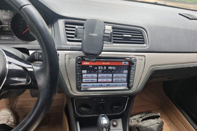 Used Volkswagen Gran Lavida 2015 1.6L Automatic Comfort Edition Audio And AC Panel