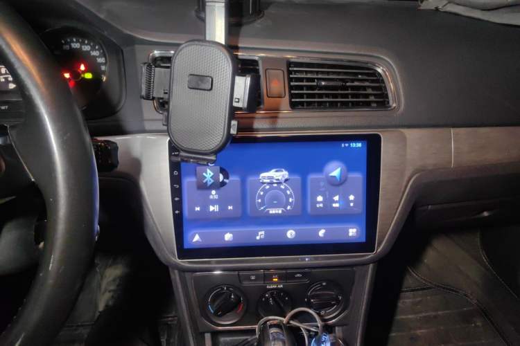 Used Volkswagen Gran Lavida 2015 1.6L Automatic Comfort Edition Audio And AC Panel