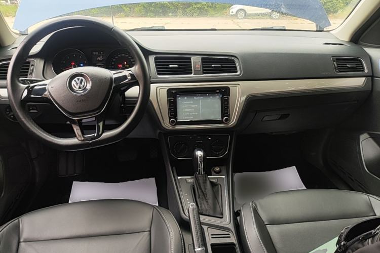 Used Volkswagen Gran Lavida 2015 1.6L Automatic Comfort Edition Center Console