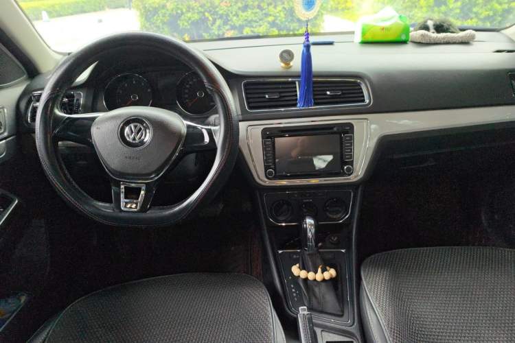 Used Volkswagen Gran Lavida 2015 1.6L Automatic Comfort Edition Center Console