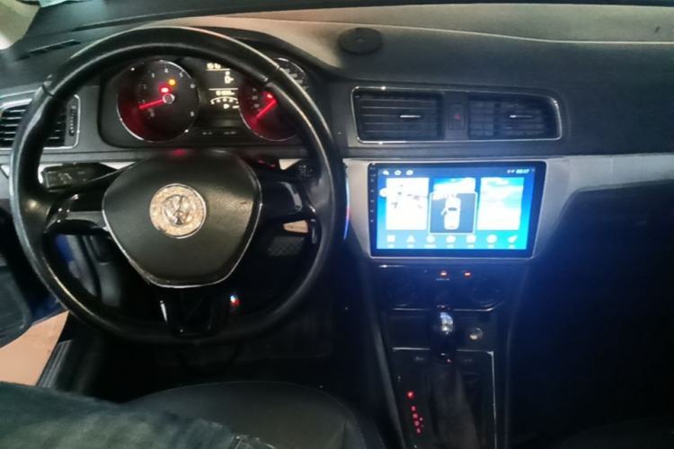 Used Volkswagen Gran Lavida 2015 1.6L Automatic Comfort Edition Center Console