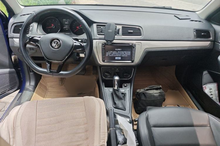 Used Volkswagen Gran Lavida 2015 1.6L Automatic Comfort Edition Center Console