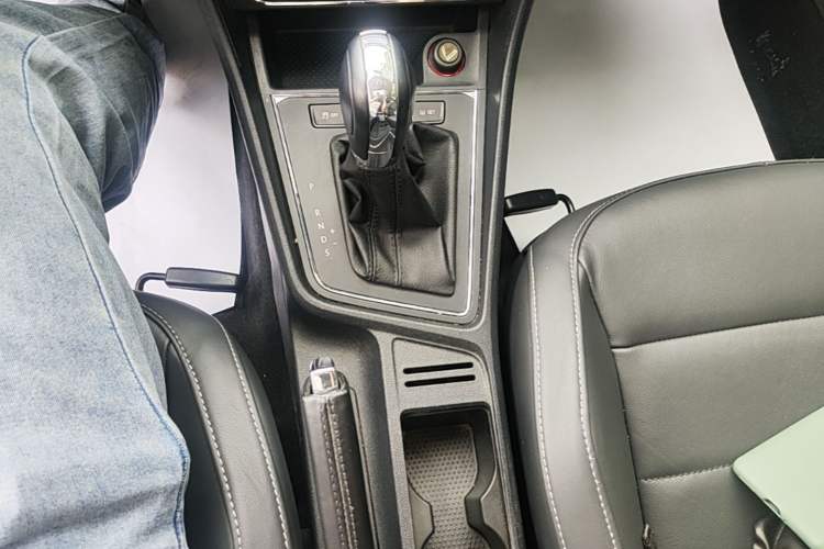 Used Volkswagen Gran Lavida 2015 1.6L Automatic Comfort Edition Gear Lever