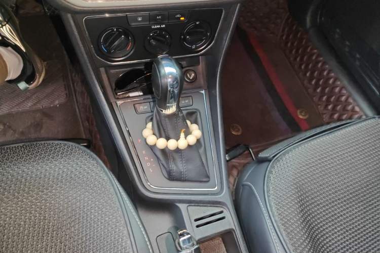 Used Volkswagen Gran Lavida 2015 1.6L Automatic Comfort Edition Gear Lever