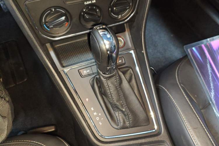 Used Volkswagen Gran Lavida 2015 230TSI DSG Comfort Edition Gear Lever