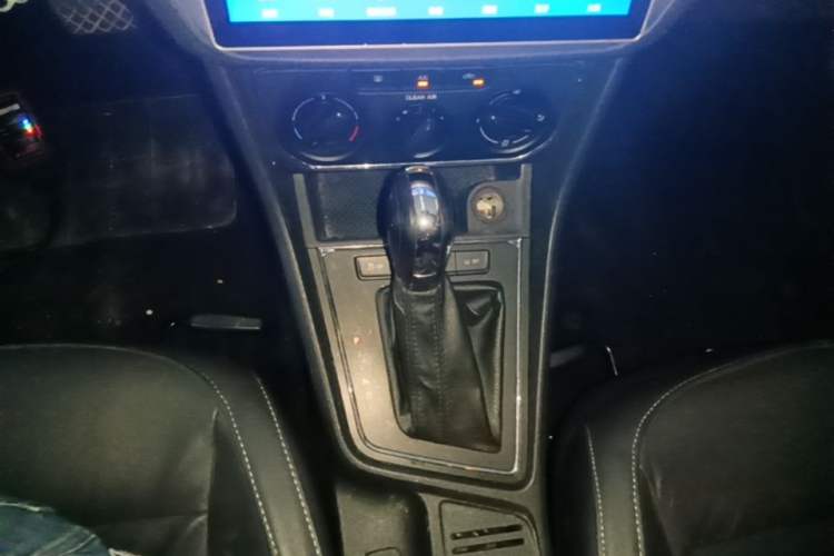 Used Volkswagen Gran Lavida 2015 1.6L Automatic Comfort Edition Gear Lever
