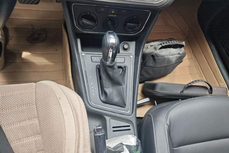 Used Volkswagen Gran Lavida 2015 1.6L Automatic Comfort Edition Gear Lever