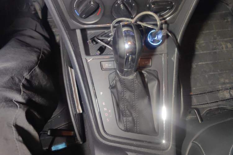Used Volkswagen Gran Lavida 2015 1.6L Automatic Comfort Edition Gear Lever