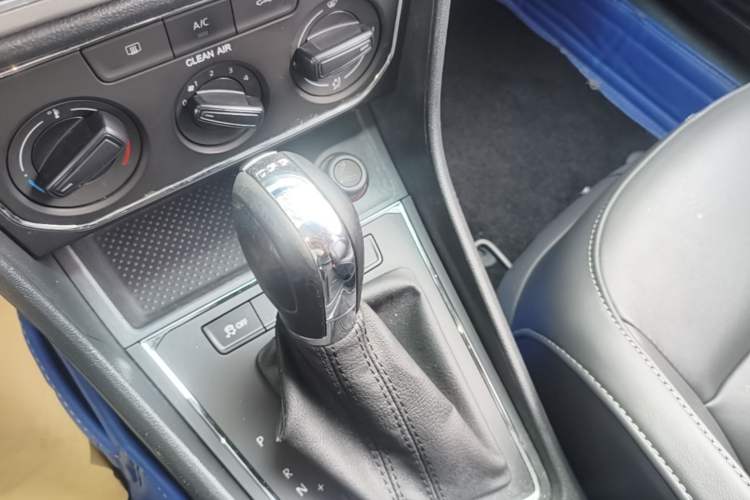 Used Volkswagen Gran Lavida 2015 230TSI DSG Comfort Edition Gear Lever