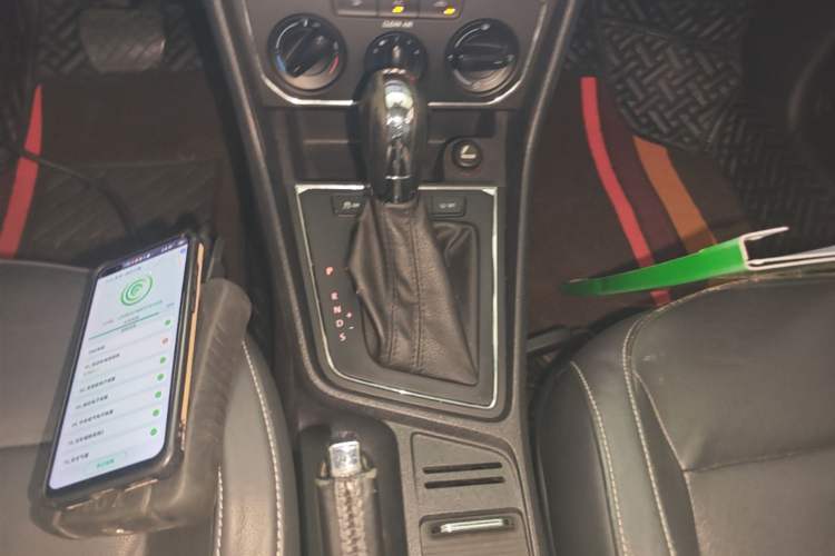 Used Volkswagen Gran Lavida 2015 230TSI DSG Comfort Edition Gear Lever
