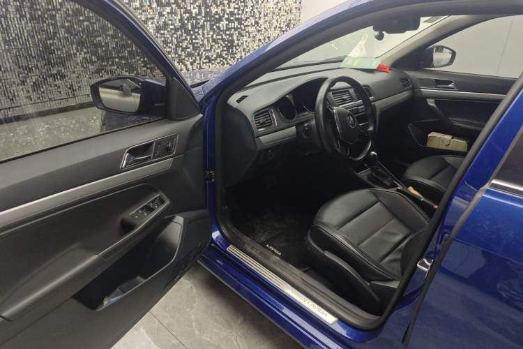 Used Volkswagen Gran Lavida 2015 1.6L Automatic Comfort Edition Interior 2