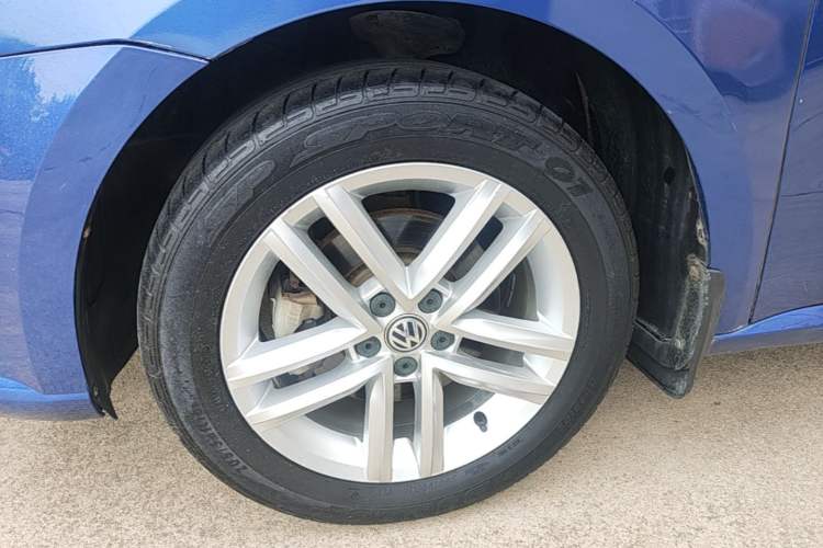 Used Volkswagen Gran Lavida 2015 1.6L Automatic Comfort Edition Left Front Wheel Hub