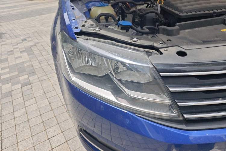 Used Volkswagen Gran Lavida 2015 1.6L Automatic Comfort Edition Right Front Headlight