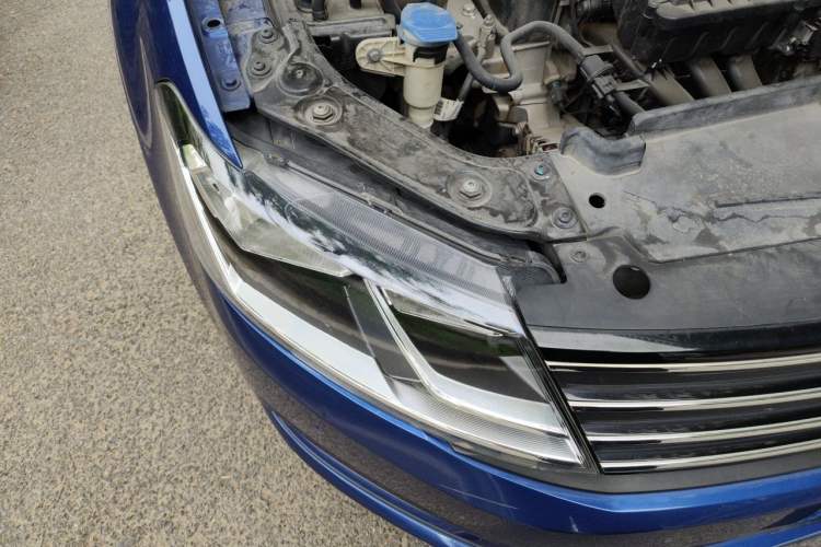 Used Volkswagen Gran Lavida 2015 1.6L Automatic Comfort Edition Right Front Headlight