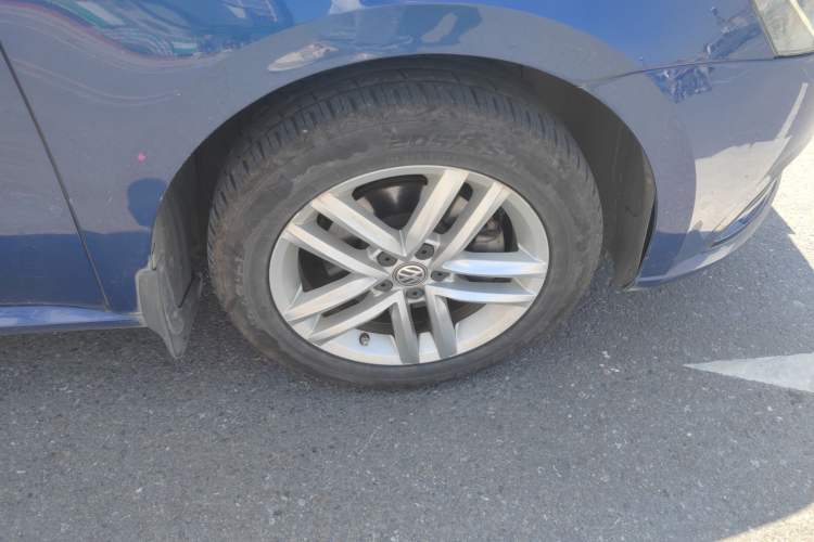 Used Volkswagen Gran Lavida 2015 1.6L Automatic Comfort Edition Right Front Wheel Hub