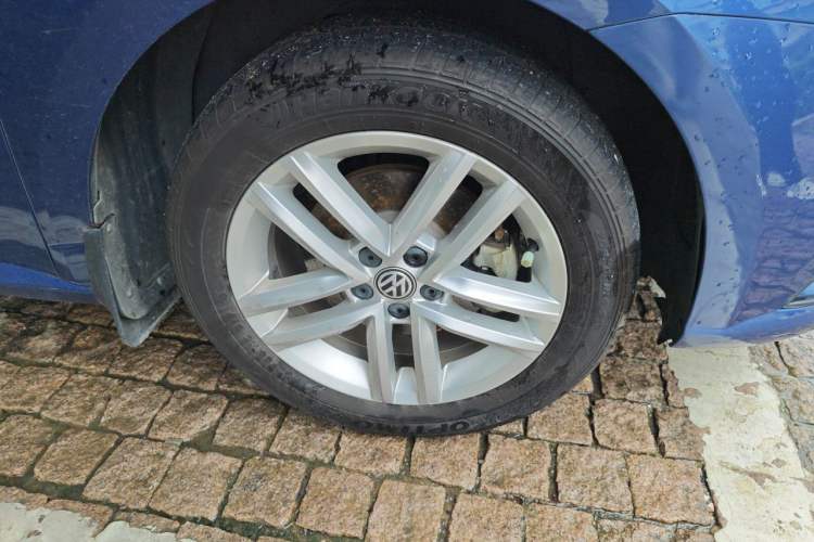 Used Volkswagen Gran Lavida 2015 1.6L Automatic Comfort Edition Right Front Wheel Hub
