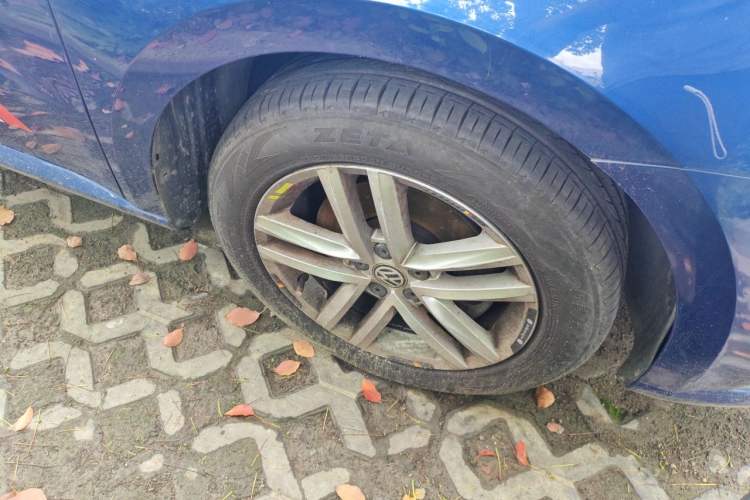 Used Volkswagen Gran Lavida 2015 230TSI DSG Comfort Edition Right Front Wheel Hub