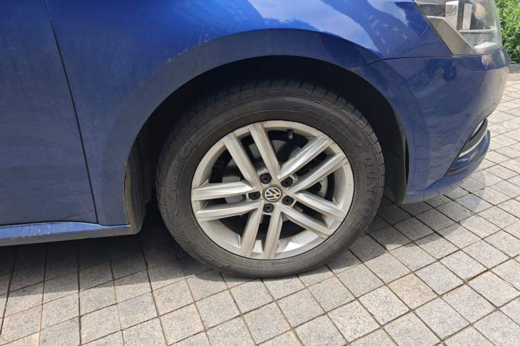 Used Volkswagen Gran Lavida 2015 1.6L Automatic Comfort Edition Right Front Wheel Hub