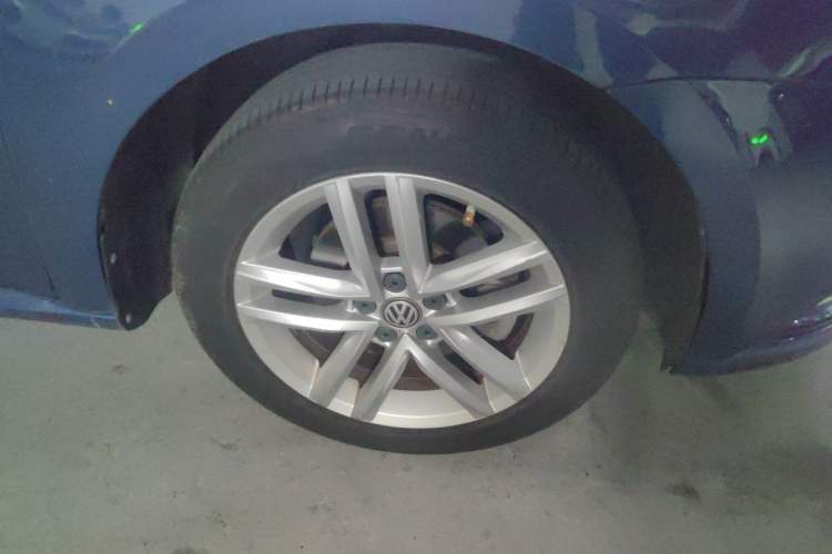 Used Volkswagen Gran Lavida 2015 1.6L Automatic Comfort Edition Right Front Wheel Hub