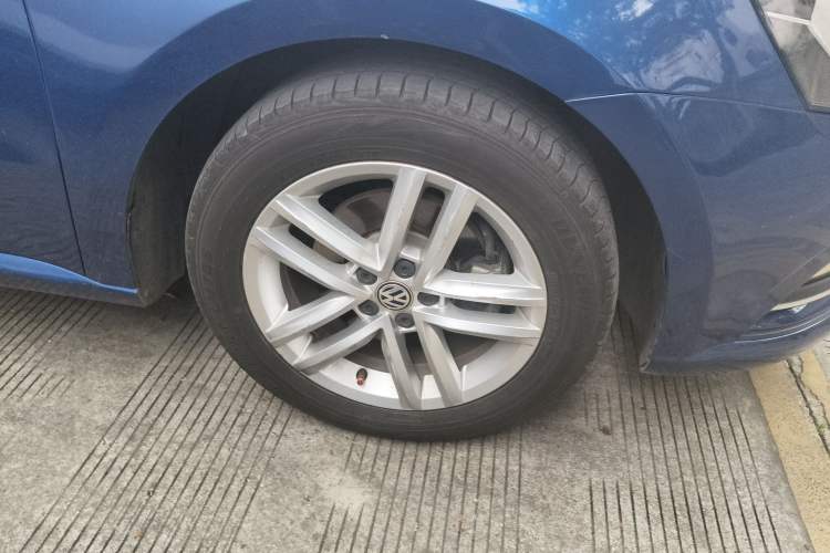 Used Volkswagen Gran Lavida 2015 1.6L Automatic Comfort Edition Right Front Wheel Hub