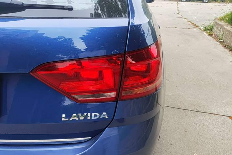 Used Volkswagen Gran Lavida 2015 1.6L Automatic Comfort Edition Right Rear Taillight