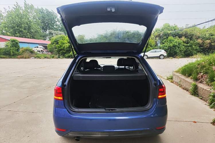 Used Volkswagen Gran Lavida 2015 1.6L Automatic Comfort Edition Trunk