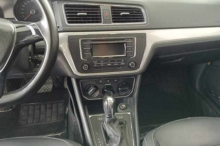 Used Volkswagen Gran Lavida 2015 1.6L Automatic Comfort Edition Audio And AC Panel