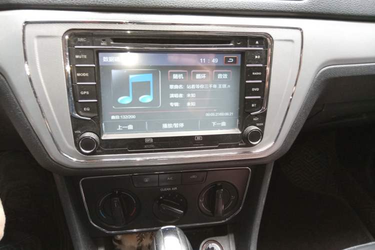 Used Volkswagen Gran Lavida 2015 1.6L Automatic Comfort Edition Audio And AC Panel
