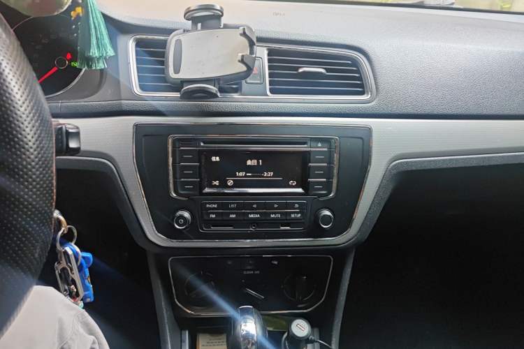 Used Volkswagen Gran Lavida 2015 1.6L Automatic Comfort Edition Audio And AC Panel