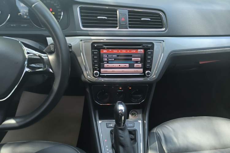 Used Volkswagen Gran Lavida 2015 1.6L Automatic Comfort Edition Audio And AC Panel