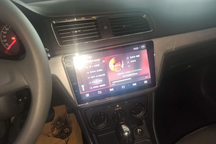 Used Volkswagen Gran Lavida 2015 1.6L Automatic Fashion Edition Audio And AC Panel