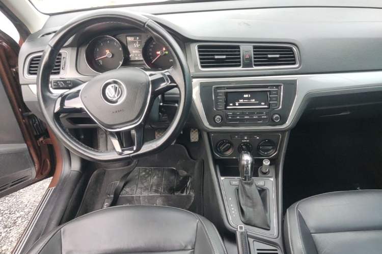 Used Volkswagen Gran Lavida 2015 1.6L Automatic Comfort Edition Audio And AC Panel