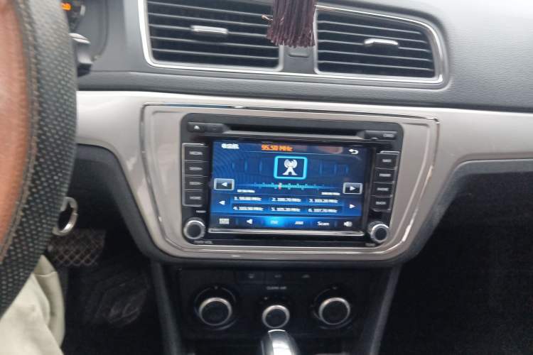 Used Volkswagen Gran Lavida 2015 1.6L Automatic Fashion Edition Audio And AC Panel
