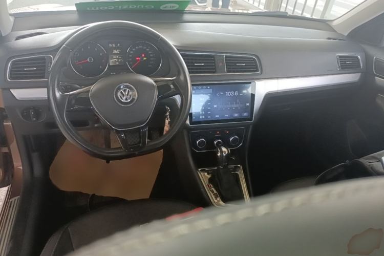 Used Volkswagen Gran Lavida 2015 1.6L Automatic Comfort Edition Center Console