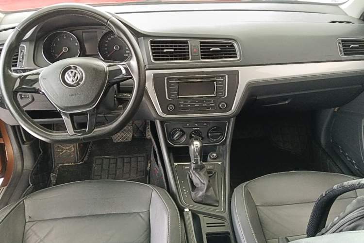 Used Volkswagen Gran Lavida 2015 1.6L Automatic Comfort Edition Center Console