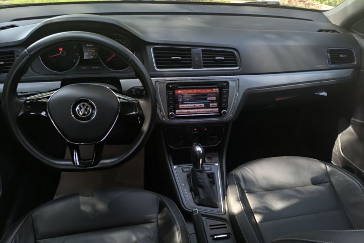 Used Volkswagen Gran Lavida 2015 1.6L Automatic Comfort Edition Center Console