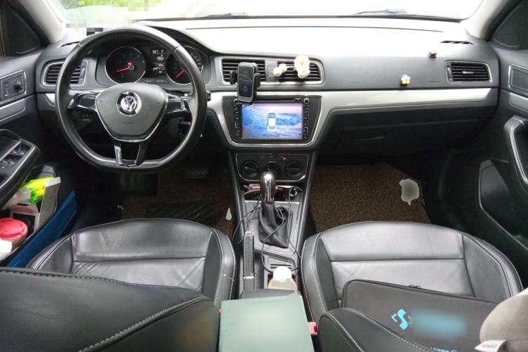 Used Volkswagen Gran Lavida 2015 1.6L Automatic Comfort Edition Center Console