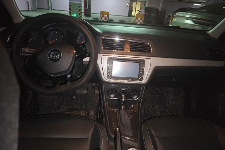 Used Volkswagen Gran Lavida 2015 1.6L Automatic Comfort Edition Center Console