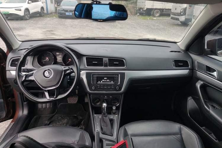 Used Volkswagen Gran Lavida 2015 1.6L Automatic Comfort Edition Center Console