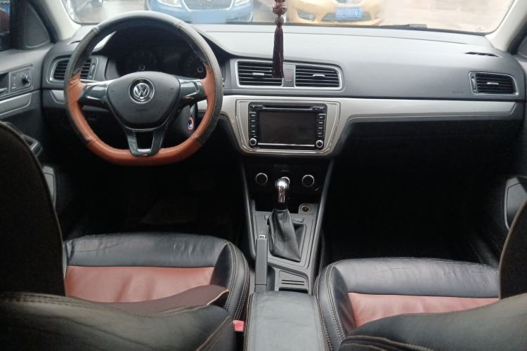 Used Volkswagen Gran Lavida 2015 1.6L Automatic Fashion Edition Center Console