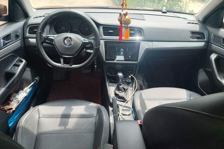 Used Volkswagen Gran Lavida 2015 1.6L Automatic Comfort Edition Center Console