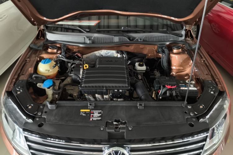 Used Volkswagen Gran Lavida 2015 1.6L Automatic Fashion Edition Engine Bay