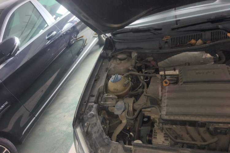 Used Volkswagen Gran Lavida 2015 1.6L Automatic Fashion Edition Engine Bay Right